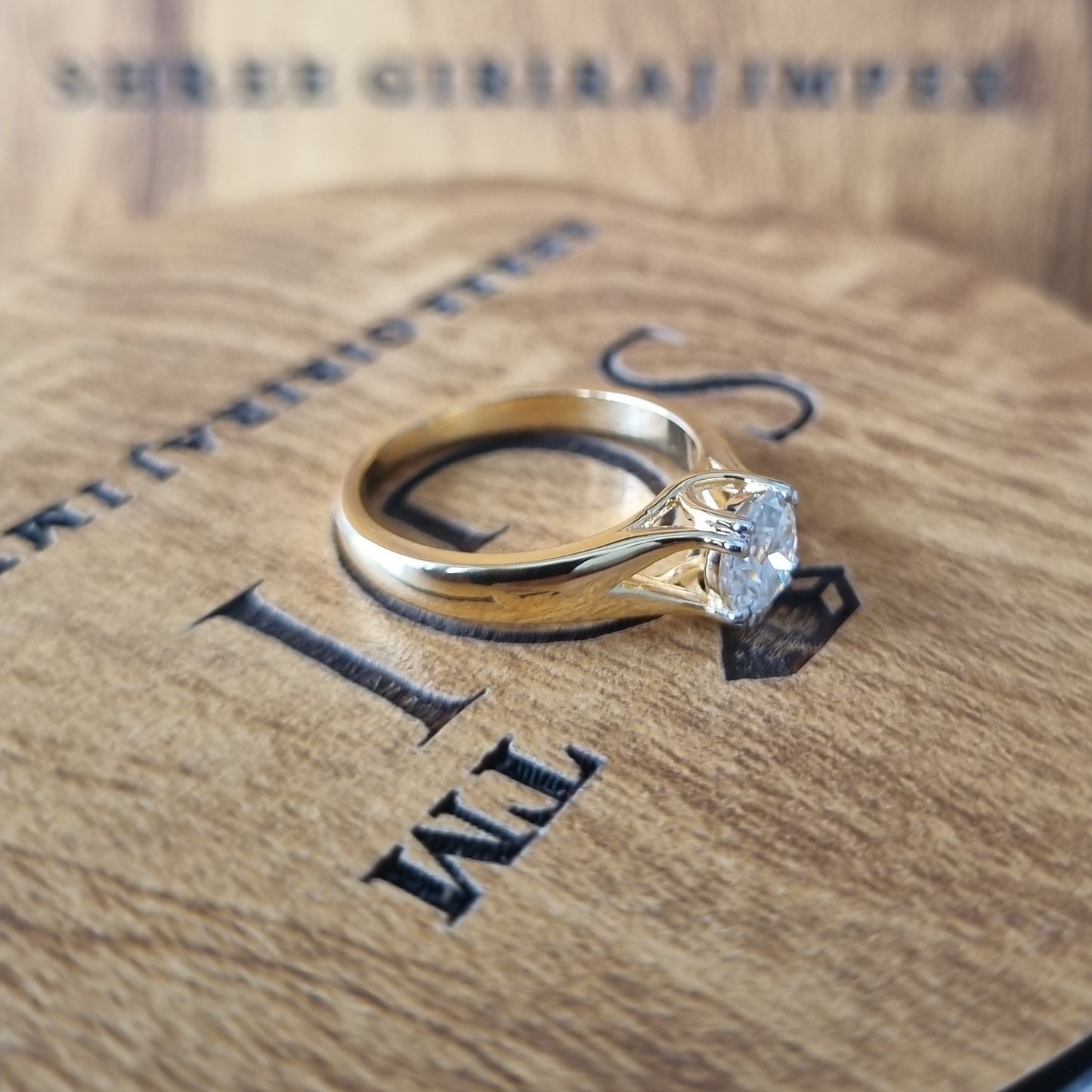 1 ct (6.5 mm) White D VVS1 Round Moissanite Diamond Ring With 18k Gold