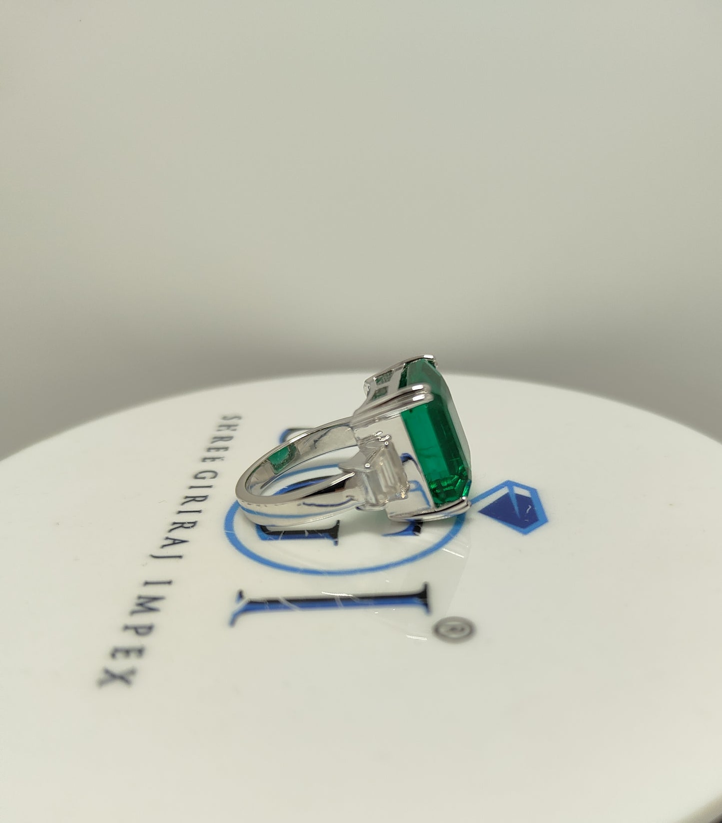 12ctw (12*14) Green Synthetic Emerald & Side White Trapazoid Cut Moissanite Diamond Mans Ring with 14k White Gold