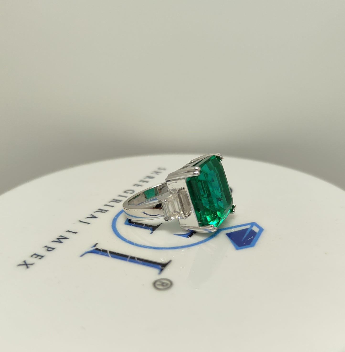 12ctw (12*14) Green Synthetic Emerald & Side White Trapazoid Cut Moissanite Diamond Mans Ring with 14k White Gold