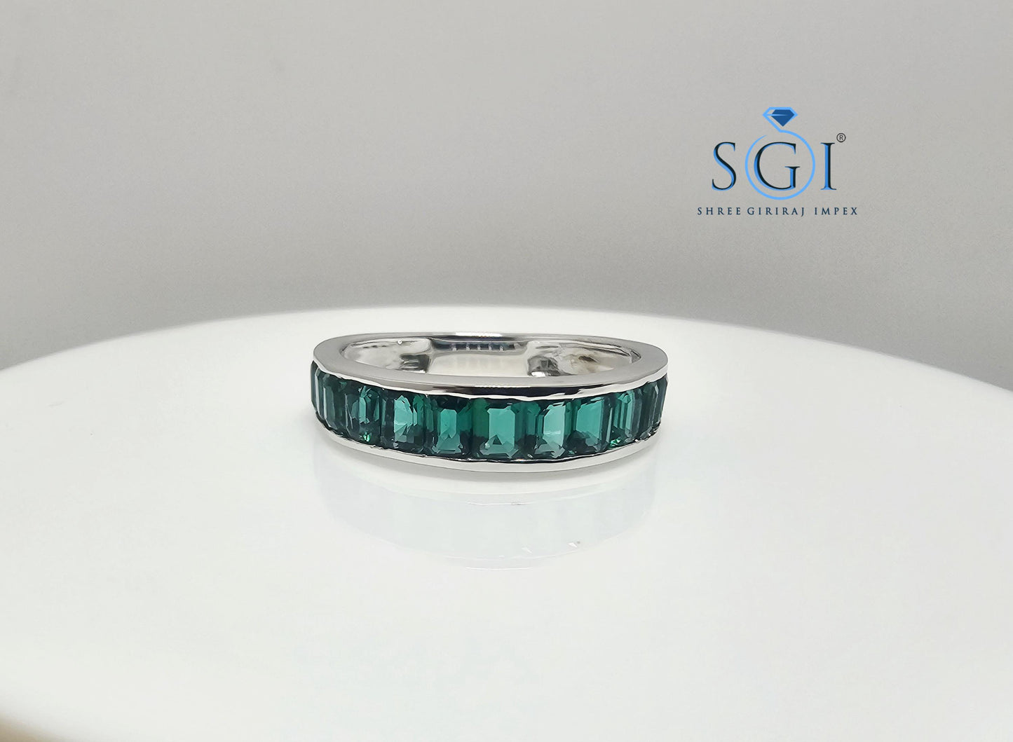 Lab-Grown Emerald Ring: 2.20ct Green Gemstone, Elegant Setting
