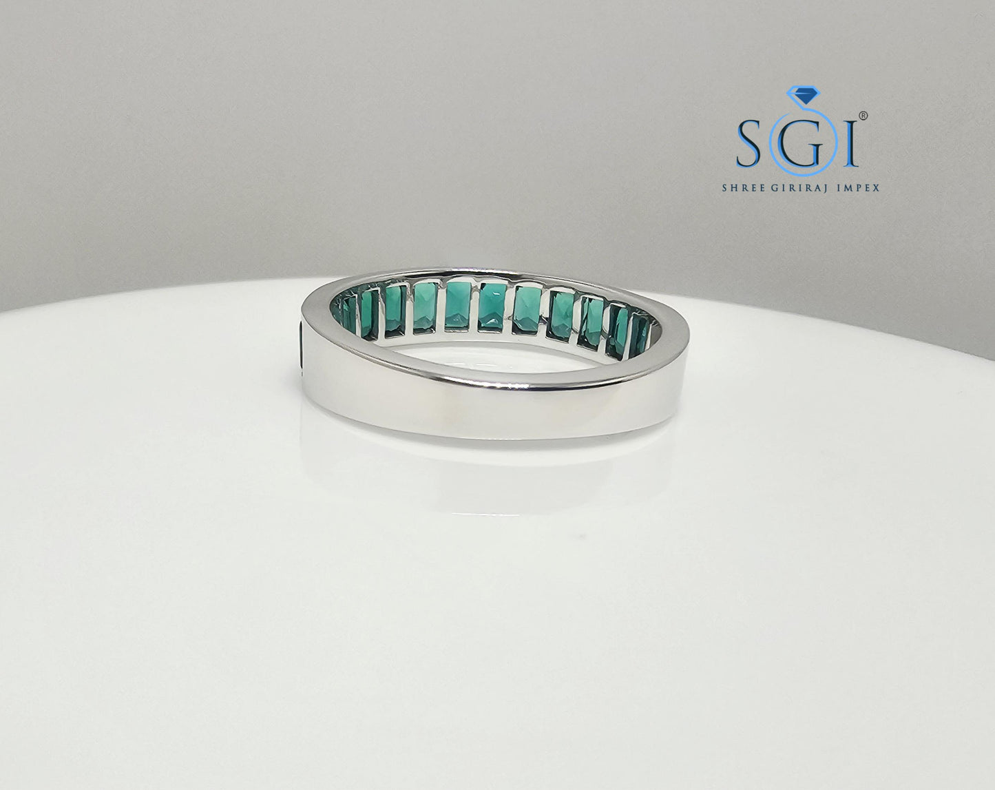 Lab-Grown Emerald Ring: 2.20ct Green Gemstone, Elegant Setting
