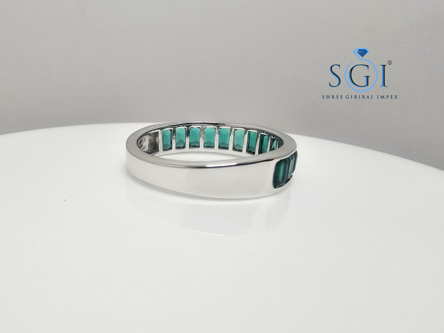 Lab-Grown Emerald Ring: 2.20ct Green Gemstone, Elegant Setting