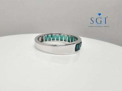 Lab-Grown Emerald Ring: 2.20ct Green Gemstone, Elegant Setting