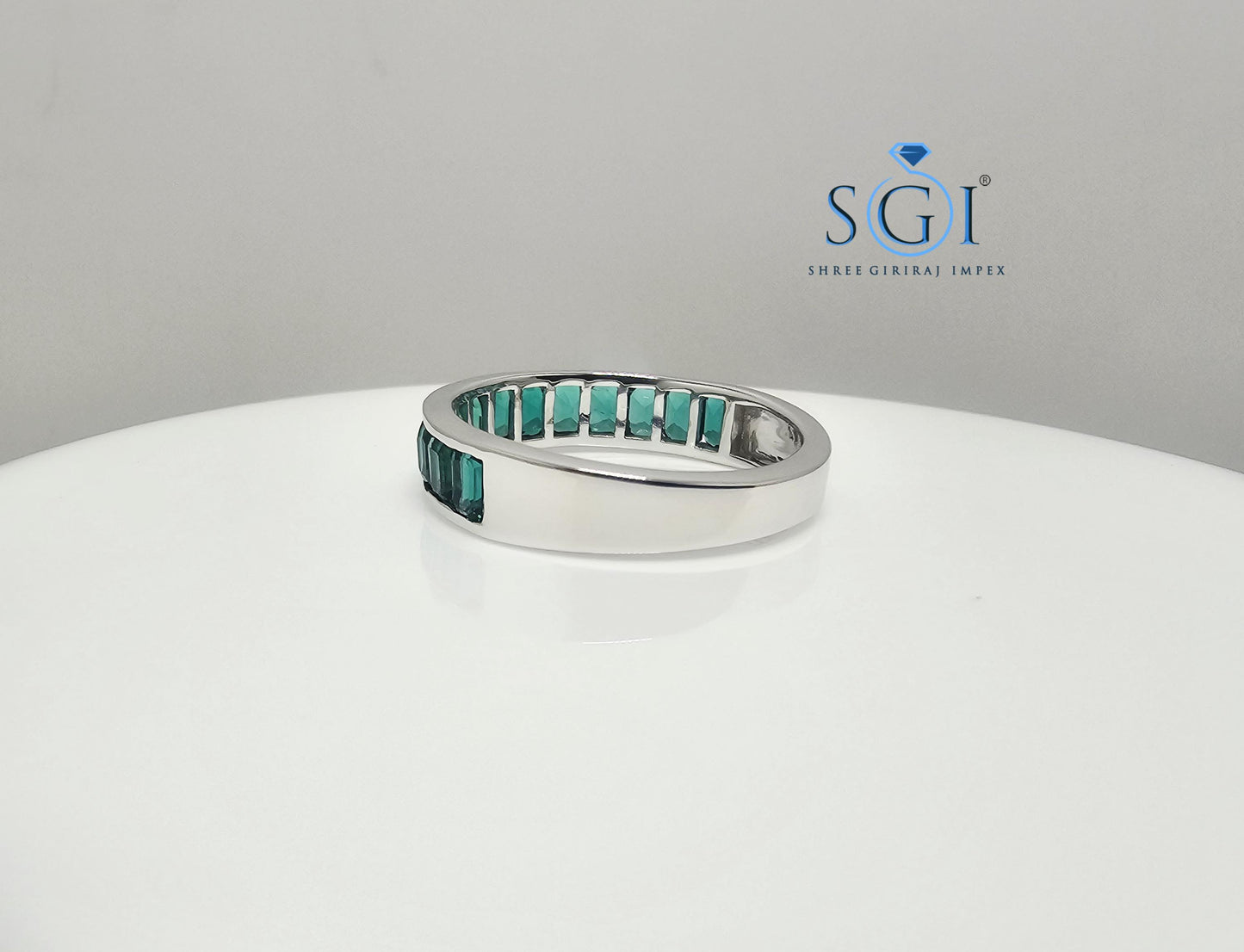 Lab-Grown Emerald Ring: 2.20ct Green Gemstone, Elegant Setting